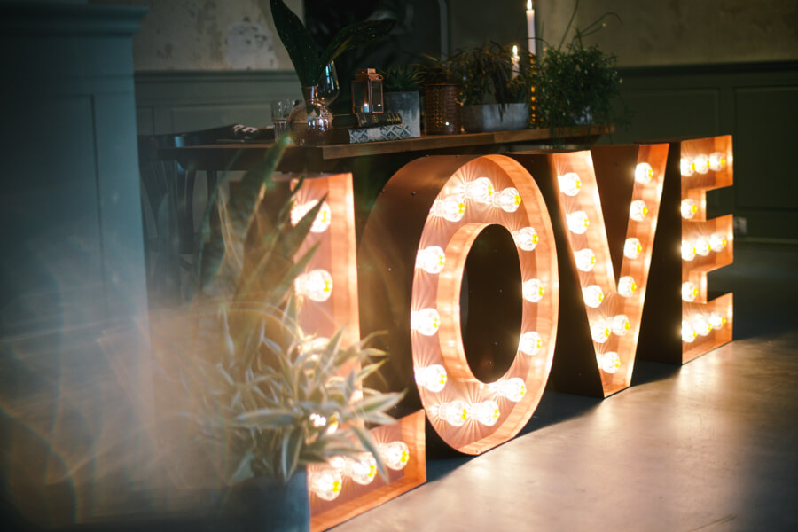 Lettere spaziali con lampadine con scritte Love